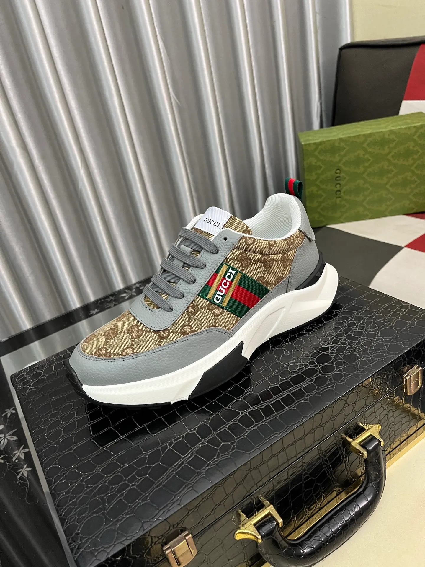 Men's Men's Shoes 💰458 ⌚️⌚️[GUCCI] Gucci men's casual shoes are absolutely popular 🔥The ultimate matching item for trendy men! The charm of super texture is irresistible, the main recommendation, the flower leather color is bright! The upper is made of high-quality brand printed fabric with cowhide, breathable leather lining and wear-resistant rubber sole, noble and elegant! Extremely comfortable🎁🎁You can be as handsome as you want💪 38-445⃣️colors available